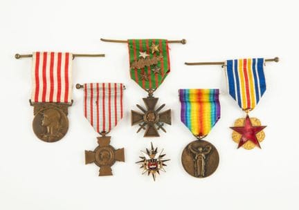 Eine Sammlung französischer Auszeichnungen aus dem