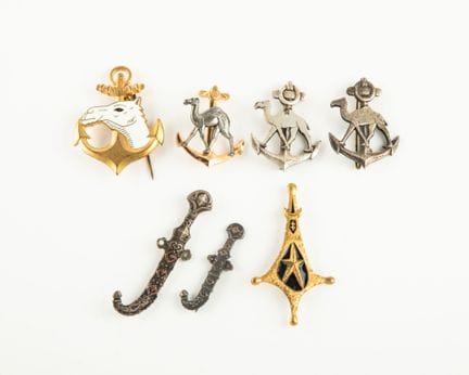 Set mit 7 französischen Regimentsabzeichen zum The