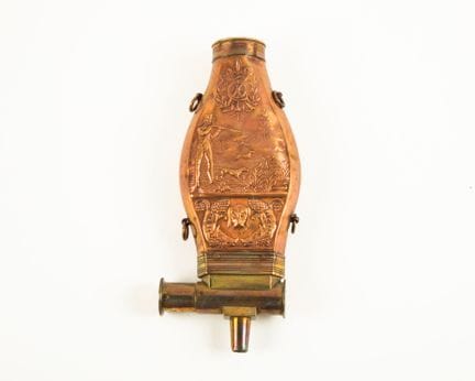 Belle poire à poudre en feuille de cuivre repoussé