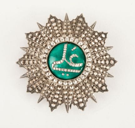 Schöne, gewölbte Brustplakette aus Silber des Nich