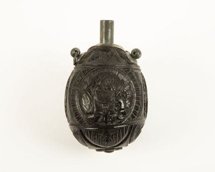 Belle poire à poudre sculptée dans une petite noix