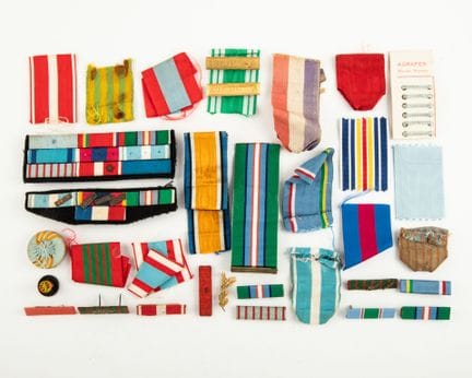 Set mit Bändern und verschiedenen Deko-Accessoires