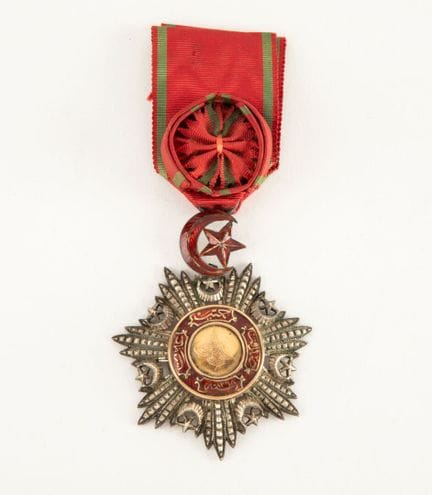 Schöner silberner Stern eines Offiziers des türkis