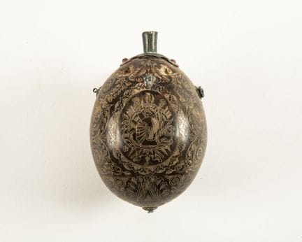 Belle poire à poudre lisse sculptée dans une noix 