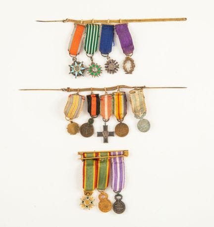 Set aus drei Ansteckern mit französischen und ausl