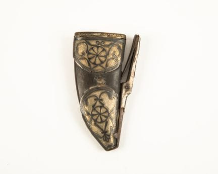 Belle poire à pulvérin plate en bois noir et argen