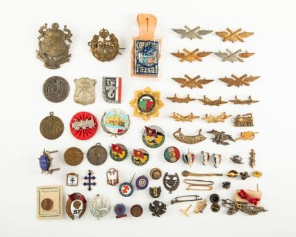 Lot d'une cinquantaine d'insignes et épinglettes d