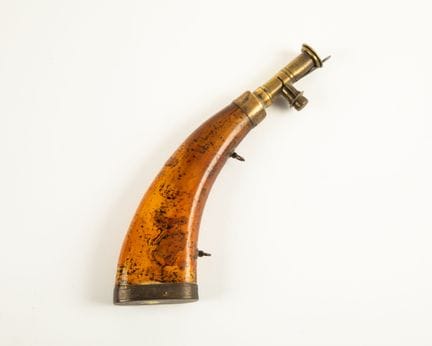 Grande poire à poudre de chasse, corps en corne mo