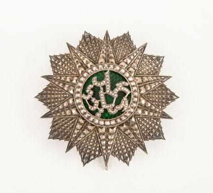 Schöne, gewölbte Brustplakette aus Silber des Nich