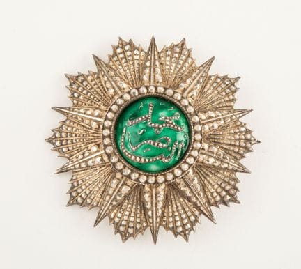Schöne Brustplakette aus Silber und Emaille des Or
