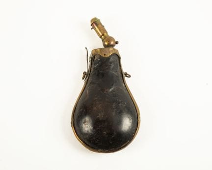 Poire à poudre en cuir et laiton, corps bombé sur 