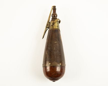 Poire à poudre cylindro-conique en corne blonde, t