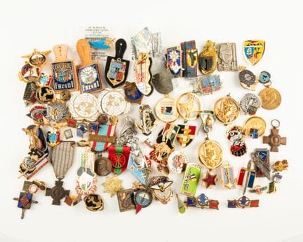 Important lot d'insignes régimentaires français et