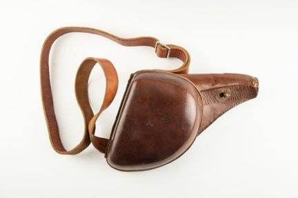 Bel étui jambon en cuir fauve pour révolver 1892, 