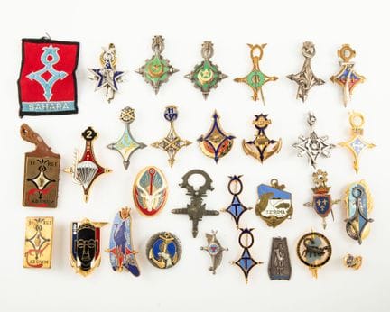 Lot d'environ 30 insignes militaire français sur l