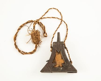 Petite poire à pulvérin ancienne dans le gout du X