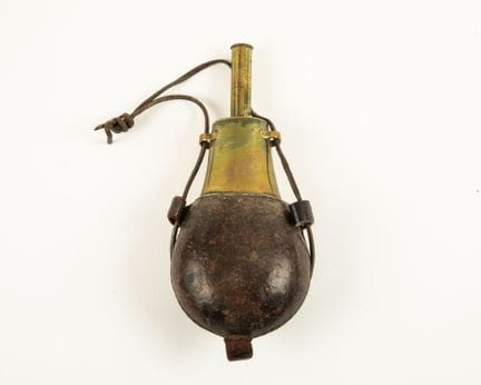Poire à poudre symétrique en cuir bouilli, trois p