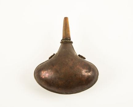 Poire à poudre en cuivre évasée à sa base, symétri