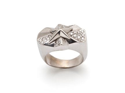 THIERRY MUGLER 
Bague chevalière en or gris 750 mi