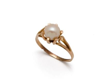 Petite bague en or 750 millièmes, ornée d'une perl