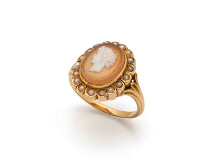 Bague en or 750 millièmes, ornée d'un camée agate 