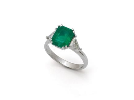 Bague en or gris 750 millièmes, ornée d'une émerau