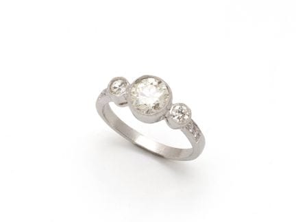 Bague en or gris 750 millièmes, ornée de 3 diamant
