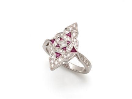 Bague marquise festonnée en or gris 750 millièmes,