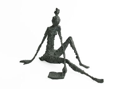 路易丝·科特-加特纳（1953年出生于祖尔皮希）（F）
《写作中的女子》，青铜雕塑，高约29厘米，限