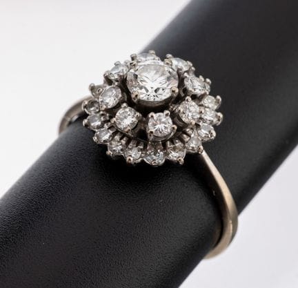 Anillo de oro de 18 quilates con diamantes, WG 750