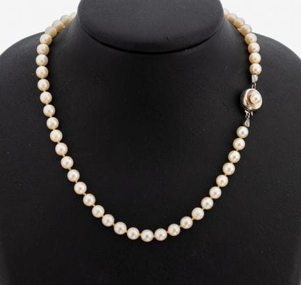 Collar de perlas con cierre de oro de 14 quilates,