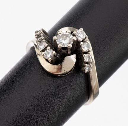14 kt gold brilliant-ring , WG 585/000, swung desi