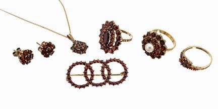 8 kt gold garnet-lot , YG 333/000, comprisedof: 1 