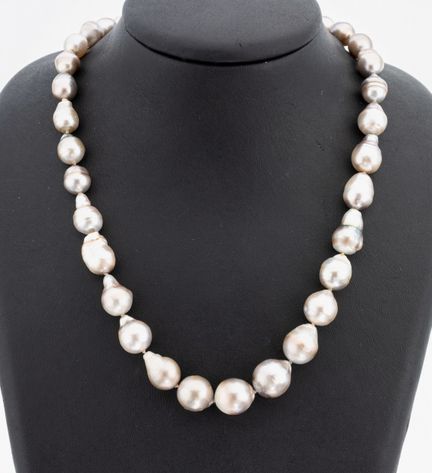 Pearl-necklace with 14 kt gold clasp , WG 585/000,