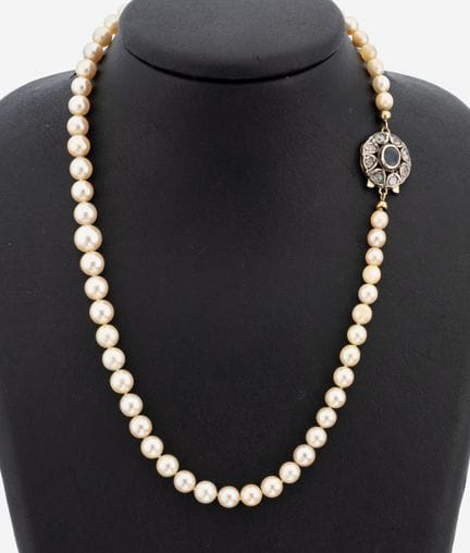 Pearl-necklace with 14 kt gold sapphire- diamond-c