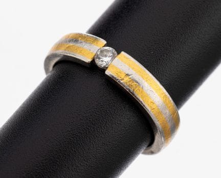 Platinum and 24 kt gold brilliant-ring , Pt 950/00