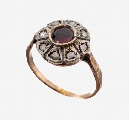 8 kt gold garnet-diamond-ring, approx. 1920 , YG 3