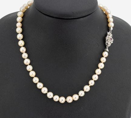 Pearl-necklace with 18 kt gold ruby-clasp , WG 750