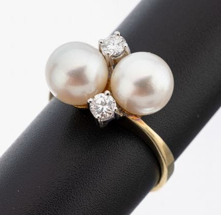 Anillo de oro de 14 quilates con perlas y diamante