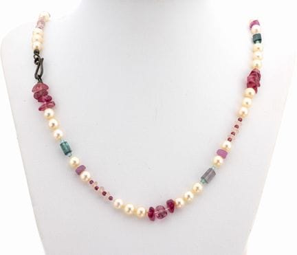 Pearl-coloured stone-necklace , cultured akoya pea