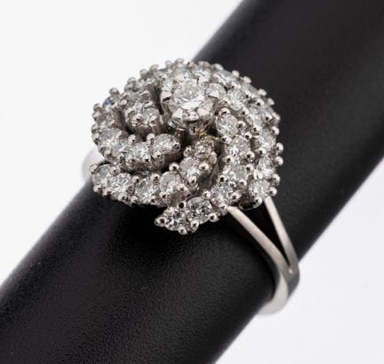 18 kt gold brilliant-ring , WG 750/000, centered b