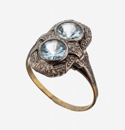 Anillo de oro de 8 quilates con piedras de color, 