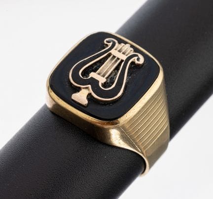 Anillo de sello de ónix y oro de 8 quilates, hacia