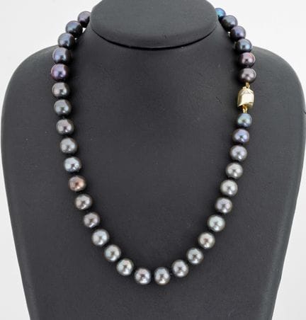 Pearl-necklace with 14 kt gold brilliant clasp , Y