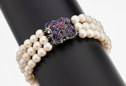 Pearl-bracelet with 14 kt gold ruby-clasp , WG 585