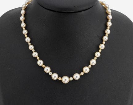 Pearl-necklace with 18 kt gold nephrite-clasp , WG