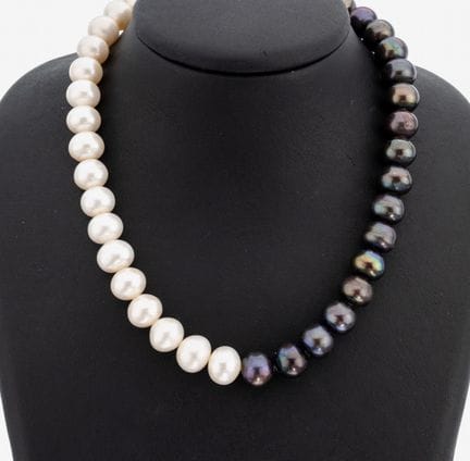 Collar de perlas, de diseño original, con una mita