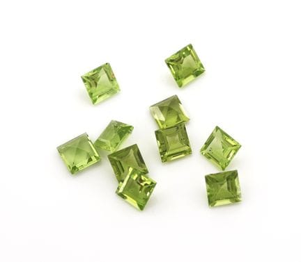 Lot 10 loose peridots , total approx. 7.10 ct, car