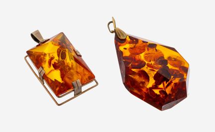 Lot 2 8 kt gold amber-pendants , YG 333/000,1 x la