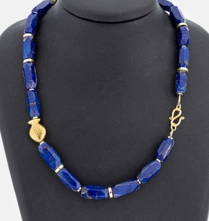 Collar de lapislázuli, con rombos facetados de lap